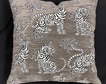 Taie d'oreiller tigre chinois en velours - taie d'oreiller tigre - oreiller en velours taupe - oreiller tigre gris - oreiller gris - taie d'oreiller en euro- taie d'oreiller standard-États-Unis