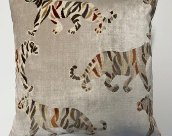 Housse de coussin tigre-coussin tigre beige-coussin taupe-velours coussin tigre-velours beige taupe-coussin en velours taupe-housse de velours fabriqué aux États-Unis