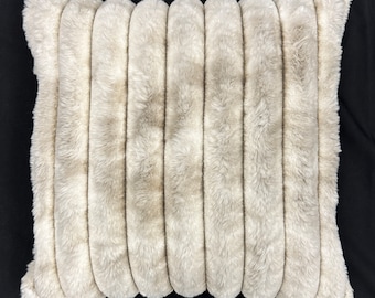 kussensloop van namaakbont, kussen van namaakbont, kussen van zacht bont, kussen van pluizig bont, kussen van pufferbont, kussen van beige bont, kussen van ivoorbont, gemaakt in de VS