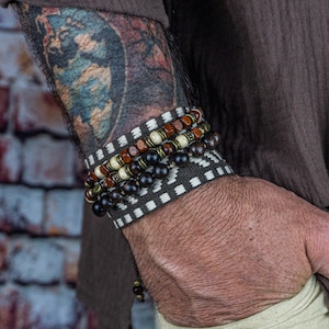 Conjunto de pulseras de triple capa para hombre: pulseras apilables de cuentas de madera, brazaletes de tela bohemios y pulseras tribales occidentales con cuentas.