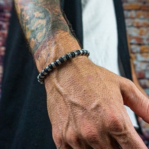 Mens Lava Stone en Verzilverde Kraal Bescherming Armband- Good Luck Edelsteen Armband Voor Mannen- Zwarte Lava Rock Fantasy Warrior Armband