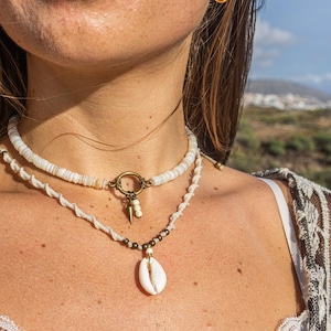 Weiße Muschel Sommer Halsketten-Set für Frauen- Perlen Choker und verstellbare Makramee Stacking Halsketten- Kauri Muschel Anhänger Anhänger