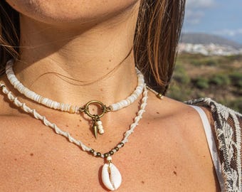 Conjunto de collar de verano de conchas blancas para mujer: gargantilla de cuentas y collares apilables de macramé ajustables, collar con colgante de concha de cauri.