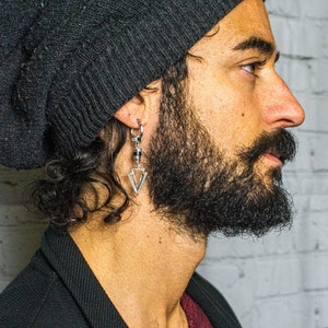 Créole de pirate moderne pour homme, onyx noir et pierre précieuse oeil de tigre pour homme, boucle d'oreille pendante gothique alternative pour homme, boucle d'oreille triangle argentée image 3