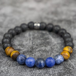 Pulsera Universo Infinito: Pulsera única de cuentas de lava con ojo de tigre esmerilado y sodalita azul. Pulsera de yoga para hombre.