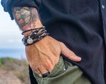 Conjunto de pulsera envolvente de cuero negro con cuentas para hombre con dijes de monedas antiguas - Pulsera de piedras preciosas estilo boho para hombre - Pulsera de cuero estilo rockstar
