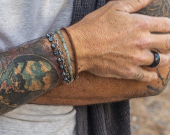 Conjunto de pulseras envolventes de capas atrevidas para hombre: pulsera multihilo con cadena de cuentas y calavera llamativa, pulsera moderna de pirata punk, pulsera gótica.