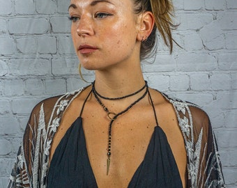 Gargantilla envolvente de ónix negro: collar bohemio de cuentas en forma de Y con colgante de pincho