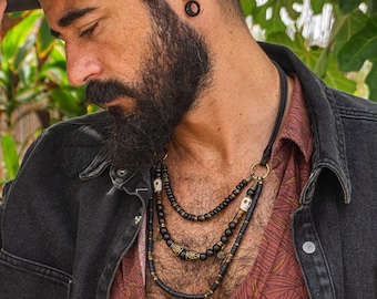 Collar pirata multifilamento negro para hombre. Collar de calavera con dije de estrella de rock. Collar bohemio de cuero, madera y piedras preciosas en capas.