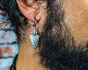 Boucle d'oreille pendante flèche en argent martelé pour homme - Créole en acier inoxydable minimaliste, boucle d'oreille pirate moderne - Boucle d'oreille poignard géométrique triangulaire pour homme