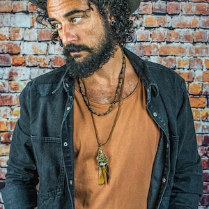 Heren boho gelaagdheid veer hanger ketting set-hout en jade edelsteen kraal minimale sierlijke ketting voor mannen-lederen kralen yoga ketting