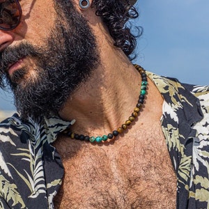 Herren bunte Edelstein Perle Choker Halskette - gefrostetes Tigerauge und afrikanischer Türkis Jaspis Perlen Halsband für Männer - klobige Boho Halskette