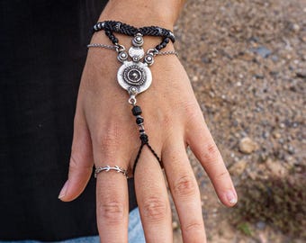 Pulsera de macramé boho hecha a mano con anillo - Pulsera ajustable de esclava con arnés para la mano de mujer - Pulsera de cadena con anillo de acero inoxidable gótico negro