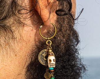 Pendiente de aro con calavera pirata para hombre: moneda antigua y cuentas de piedras preciosas.