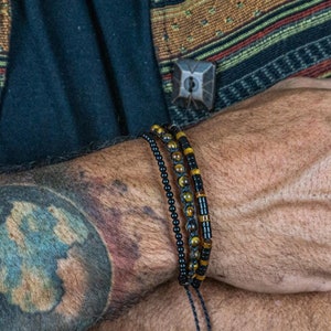 Conjunto de pulseras Boho Urban Fusion para hombre: pulsera de triple capa con cuentas de ónix negro y ojo de tigre, brazalete con piedras preciosas hecho a mano.