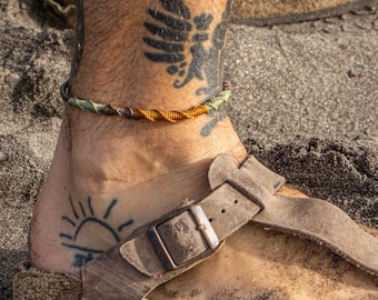 Tobillera de macramé verde y naranja para hombre - Tobillera de cuero para hombre - Tobilleras bohemias hippies de verano - Pulsera de tobillo de playa surfera - Tobillera colorida