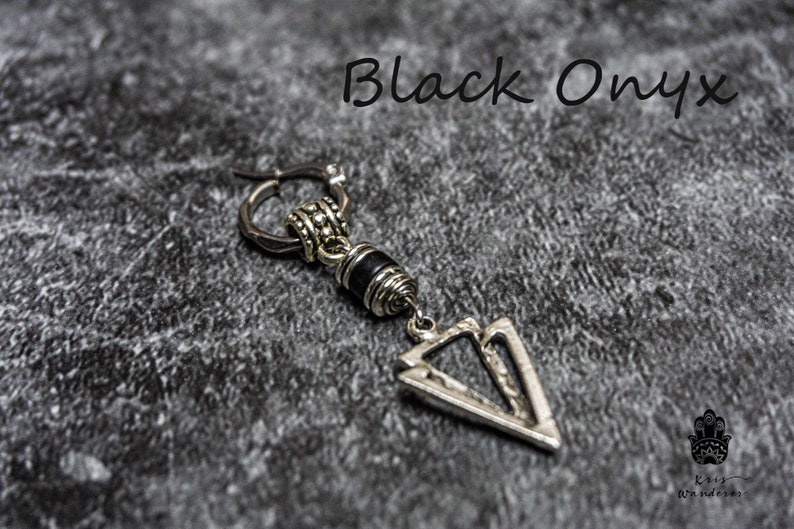 Créole de pirate moderne pour homme, onyx noir et pierre précieuse oeil de tigre pour homme, boucle d'oreille pendante gothique alternative pour homme, boucle d'oreille triangle argentée Onyx