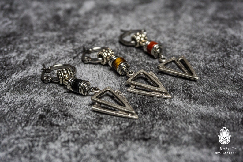 Créole de pirate moderne pour homme, onyx noir et pierre précieuse oeil de tigre pour homme, boucle d'oreille pendante gothique alternative pour homme, boucle d'oreille triangle argentée image 2