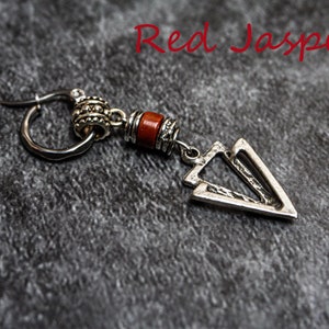 Créole de pirate moderne pour homme, onyx noir et pierre précieuse oeil de tigre pour homme, boucle d'oreille pendante gothique alternative pour homme, boucle d'oreille triangle argentée Red Jasper