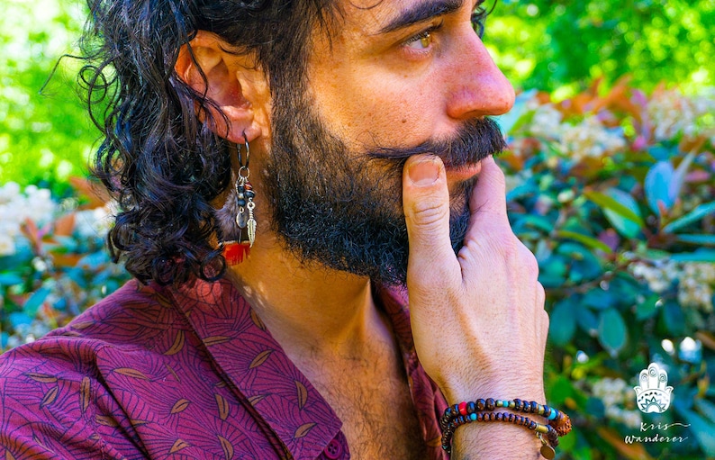 Boucle d'oreille pendante plume en bronze pour homme Boucle d'oreille plume colorée bohème pour homme Boucle d'oreille pendante en pierre de lave Boucle d'oreille pirate image 1