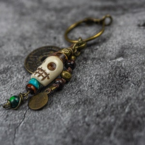 Boucle d'oreille tête de mort pirate pour homme pièce ancienne et pendentif tête de mort pendante boucle d'oreille amulette boucle d'oreille squelette en perles de pierres précieuses pour homme image 6