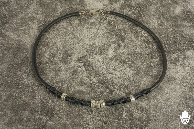 Collana girocollo in pelle nera da uomo Girocollo con chiusura in acciaio inossidabile Collare girocollo minimalista fatto a mano Girocollo in pelle autentica per uomo immagine 2