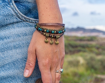 Conjunto de pulseras llamativas de estilo bohemio colorido para mujer - Conjunto de pulseras vintage boho en capas con dijes - Pulsera envolvente de cadena con cuentas de cuero