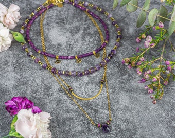Ensemble de collier ras de cou superposition bohème chic pour femme - Ensemble de collier de perles améthyste violette pour femme - Collier chaîne en or avec pendentif en forme de larme