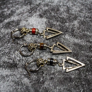 Créole de pirate moderne pour homme, onyx noir et pierre précieuse oeil de tigre pour homme, boucle d'oreille pendante gothique alternative pour homme, boucle d'oreille triangle argentée image 5