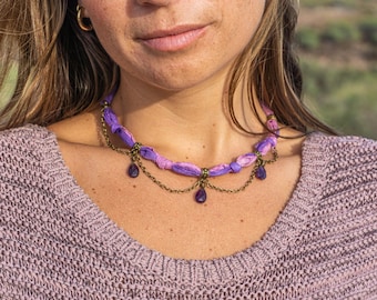 Collar bohemio de tela hecho a mano para mujer: gargantilla de cinta y cadena de seda sari colorida con dije de amatista púrpura en forma de lágrima.