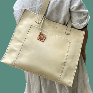 Sac en cuir MAX, sac fourre-tout en cuir, sac en cuir fait main, sac en cuir cousu main. https://www.mydearpoppet.com/es/listing/1423102010/