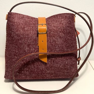 Sac en feutre de laine violette, sac en feutre avec poignée en cuir réglable
