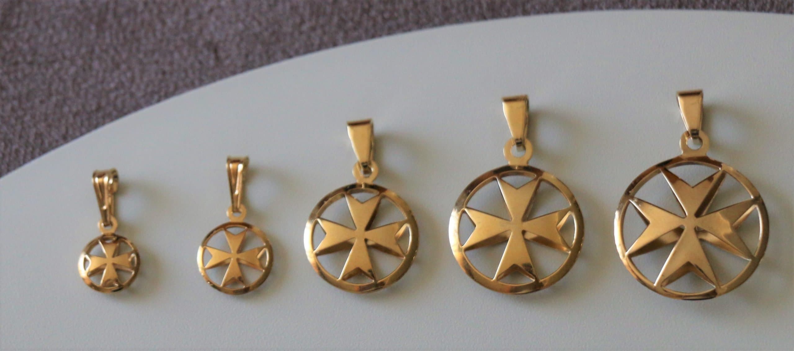 18ct 18k 750 Yellow Gold Maltese Cross Pendant Charm From