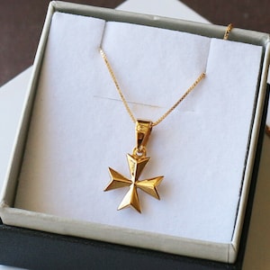 Gold 9ct 9kt 375 Yellow Gold Maltese Cross knight croce Pendant new croix maltaise