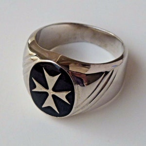 Anello grande in acciaio inox, croce lucida e liscia Maltese