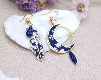 Boucles d'oreilles dépareillées asymétriques lune et plume en acier inoxydable doré et tissu liberty Capel Navy