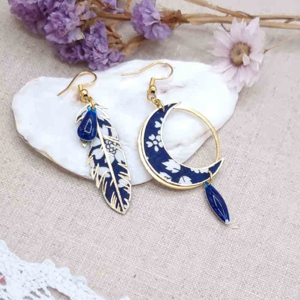 Boucles d'oreilles dépareillées asymétriques lune et plume en acier inoxydable doré et tissu liberty Capel Navy