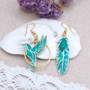 Asymmetrical earrings mismatched hummingbird and feather in small pan Hanako mint and gold stainless steel fabric