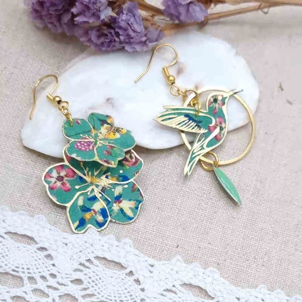 Orecchini asimmetrici spaiati colibrì e fiori di ciliegio in tessuto liberty donna leigh jade e acciaio oro