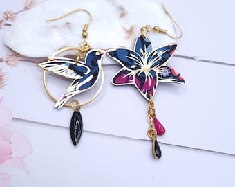 Orecchini asimmetrici spaiati con colibrì e giglio in tessuto viola Persefone Liberty e acciaio placcato oro