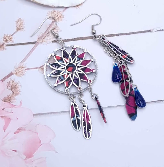 Boucles d'oreilles asymétriques dépareillées Attrape-rêve et plumes en liberty perséphone violine et acier inoxydable argenté