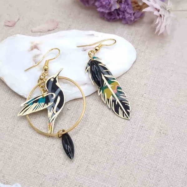 Boucles d'oreilles dépareillées asymétriques oiseau colibri et plume en tissus liberty revival moutarde  et acier inoxydable