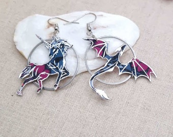 boucles d'oreilles  dépareillées asymétriques Dragon et licorne en tissus liberty Perséphone violine  et acier inox argenté