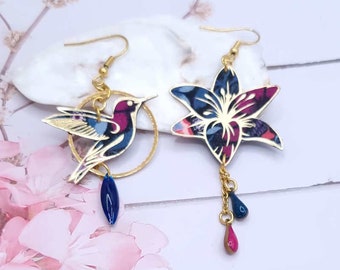 Boucles d'oreilles dépareillées asymétriques oiseau colibri et fleur de lys en tissu liberty Perséphone violine et acier doré