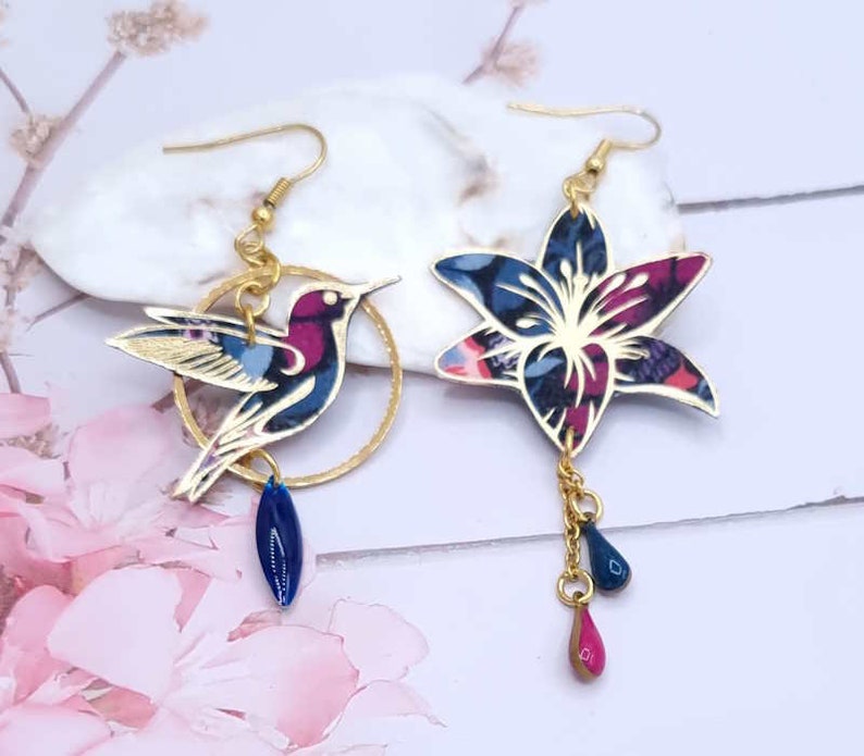 Boucles d'oreilles dépareillées asymétriques oiseau colibri et fleur de lys en tissu liberty Perséphone violine et acier doré image 1