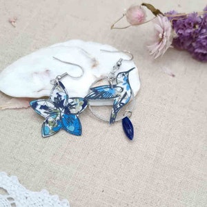 Asymmetrische, nicht übereinstimmende Kolibri- und Tiare-Blumenohrringe aus Liberty-Stoff Libby Myosotis und Edelstahl