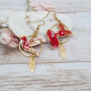Pendientes asimétricos desiguales de colibrí y Guadalupe en tela japonesa de sakura roja y acero inoxidable bañado en oro.