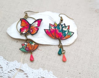 Boucles d'oreilles  asymétriques dépareillées lotus et papillon en liberty Margareth annie fushia et laiton bronze