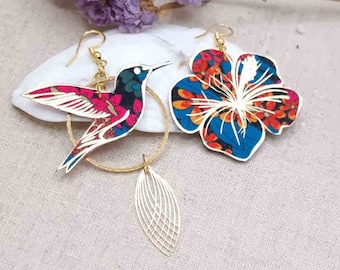 orecchini asimmetrici spaiati grandi colibrì e grandi ibisco in tessuto Ciara Liberty color petrolio e acciaio inossidabile dorato