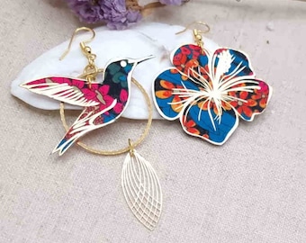 boucles d'oreilles dépareillées asymétriques grand colibri et grand hibiscus en TISSU liberty Ciara pétrole et acier inoxydable doré